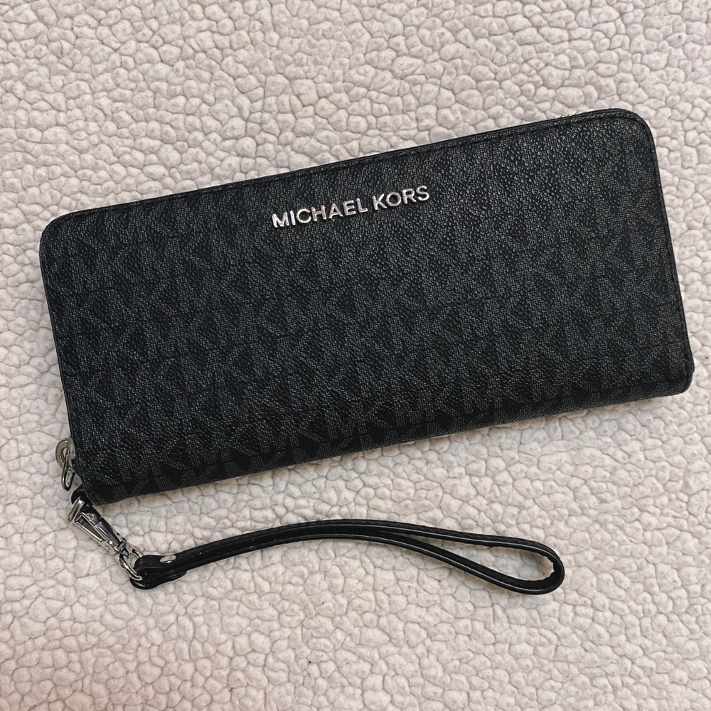 Michael Kors Jet Set Travel Wallet